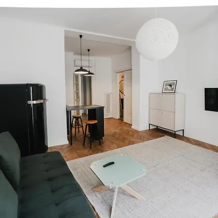 New 1bdr Modern Bauhaus Flat 아파트