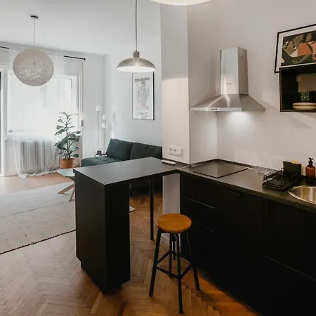 New 1bdr Modern Bauhaus Flat *