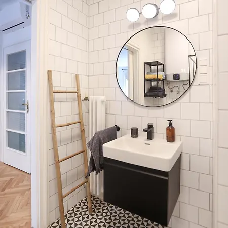 New 1bdr Modern Bauhaus Flat *
